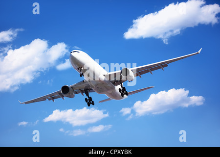 Avion dans le ciel nuageux,avion de passagers l'arrivée. Banque D'Images