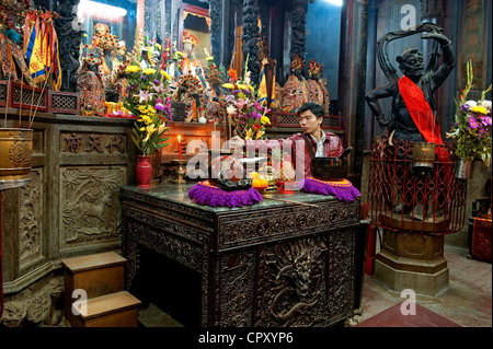 Taïwan, Kaohsiung, Île Cijin, Matsu, fidèle du Temple Banque D'Images