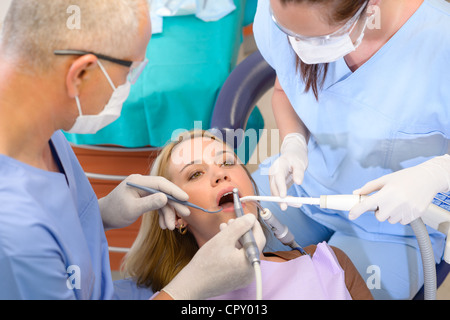 Femme à la chirurgie dentaire dentiste ayant checkup Banque D'Images