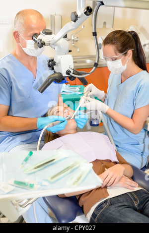 Femme à la chirurgie dentaire dentiste ayant checkup à stomatologie clinic Banque D'Images