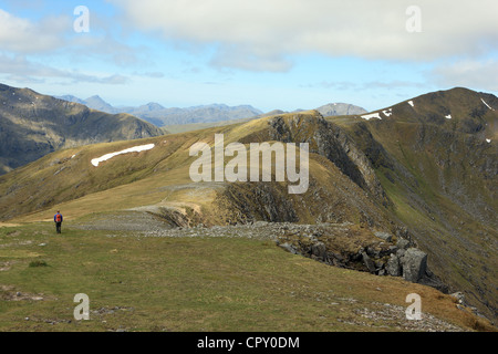 Walker sur la South Glen Shiel ridge en Ecosse en direction d'Aonach air Chrith la troisième Munro haut de l'est à l'ouest Banque D'Images