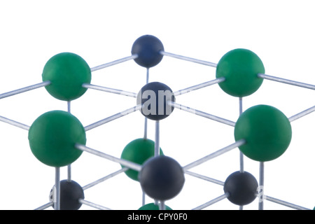 Image d'un réseau d'atomes, partie d'une molécule de NaCl, isolé sur un fond blanc. Banque D'Images