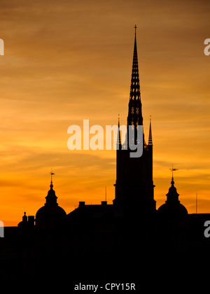 Vue de la vieille ville de Stockholm et clocher de l'église Riddarholmen au coucher du soleil Banque D'Images