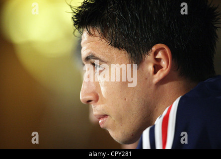 Samir Nasri parle au cours d'une conférence de presse avant le match amical avec l'Angleterre en 2010 Banque D'Images