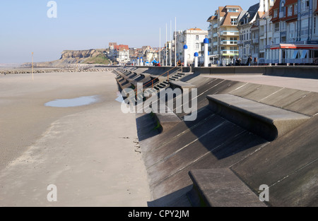 Front de mer avec plage de sable à Wimmereux près de Boulogne. Pas de Calais. France Banque D'Images