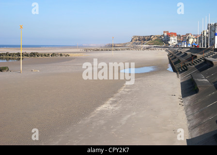 Front de mer avec plage de sable à Wimmereux près de Boulogne. Pas de Calais. France Banque D'Images