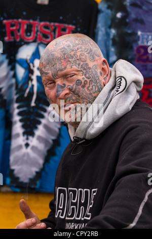 Portrait d'un biker tatoué. Banque D'Images