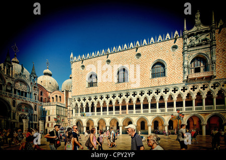 Basilique de St Marc (à gauche) et du Palais des Doges (droite), Venise, Italie Banque D'Images