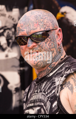 Portrait d'un biker tatoué. Banque D'Images