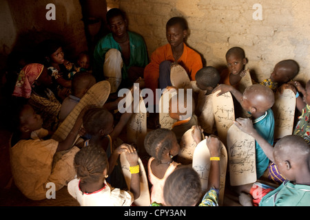 La région de Mopti au Mali Djenne inscrite au Patrimoine Mondial de l'UNESCO l'école coranique les enfants lisent sourate du Coran écrit sur tablet Banque D'Images