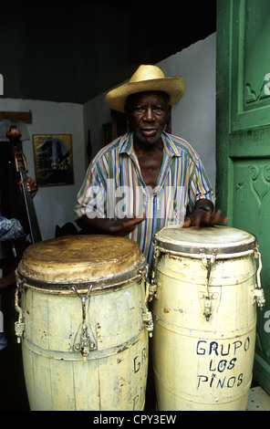 La province de Sancti Spiritus, Cuba, Trinidad de Cuba, classée au Patrimoine Mondial de l'UNESCO, portrait d'un Afro-Cuban drumer Banque D'Images