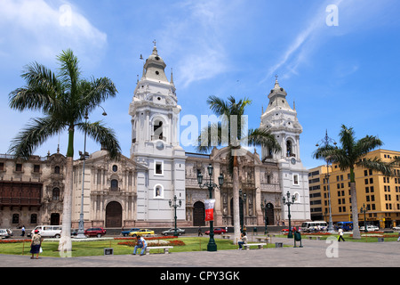 Pérou Lima centre historique classé au Patrimoine Mondial par l'UNESCO Plaza de Armas, la cathédrale, l'architecture baroque construit au xviie Banque D'Images