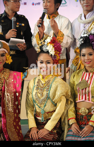 Groupe performance traditionnel thaï en costume traditionnel Banque D'Images