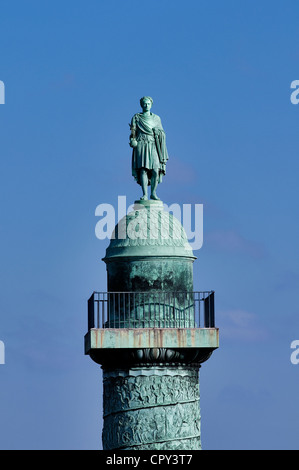 France, Paris, la statue de Napoléon au sommet de la colonne Vendôme Banque D'Images