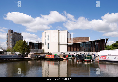 Aylesbury Aylesbury Bucks - Bras GUC - bassin du canal, bateaux amarrés - toile de Waterside Theatre et bureaux de comté - sun tower Banque D'Images