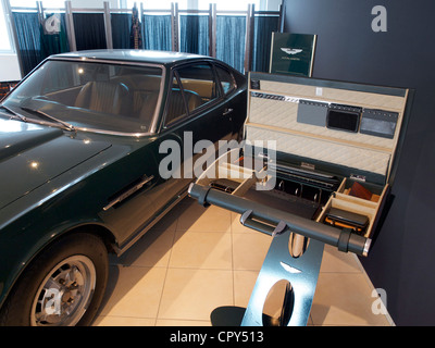 Classic Aston Martin DBS V8 sportscar au concessionnaire avec valise spéciale montrant certaines options de remise à neuf Banque D'Images