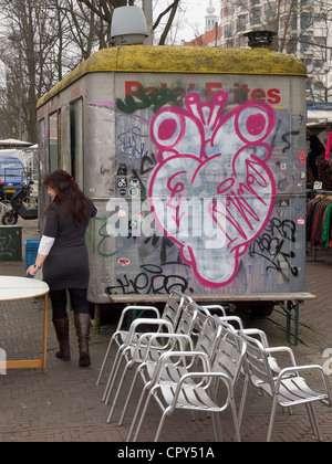 Vieux frites stand à la Waterlooplein à Amsterdam, avec coeur graffiti peint sur elle. Banque D'Images