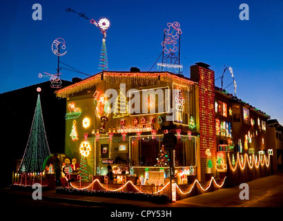 Beaucoup de maisons sur l'Île de Balboa sont de façon créative et colorée pendant les vacances de Noël à Newport Beach en Californie du Sud, USA. Banque D'Images