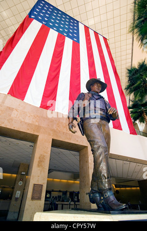 Une statue rend hommage à la star de cinéma célèbre à John Wayne John Wayne Airport à Santa Ana, Orange County, Californie, USA. Banque D'Images