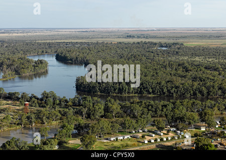 Photographie aérienne de bas niveau de la rivière Murray, juste avant de rejoindre la rivière Darling à Wentworth, NSW, Australie. Banque D'Images