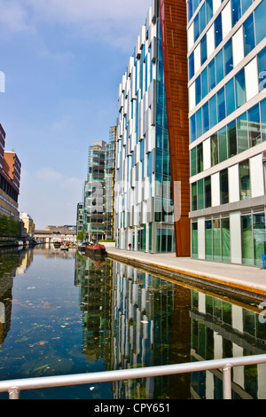 L'architecture moderne le long de Regent's Canal au bassin de Paddington Londres Angleterre Europe Banque D'Images