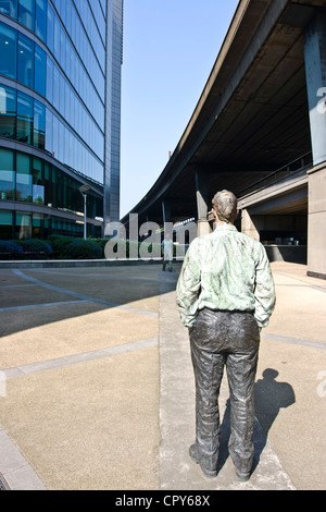 Homme montons' et 'Walking Man' peint bronze sculptures statues par Sean Henry au bassin de Paddington Londres Angleterre Europe Banque D'Images