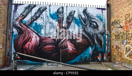 L'art du graffiti d'un géant écorché cochon par l'artiste de rue belge Roa sur metal gates à Buxton Street Londres Angleterre Europe Banque D'Images