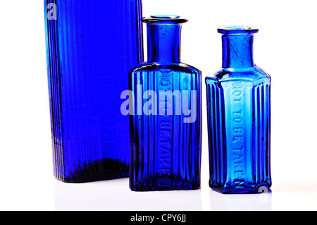 Blue poison bouteilles 'Ne pas Faire" Banque D'Images