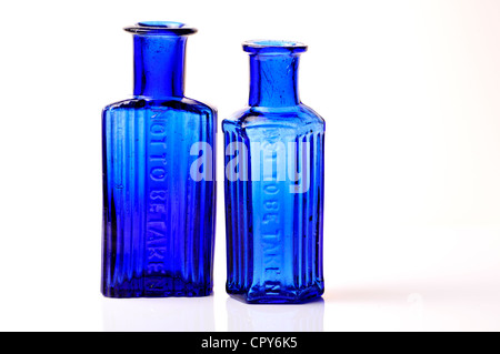 Blue poison bouteilles 'Ne pas Faire" Banque D'Images