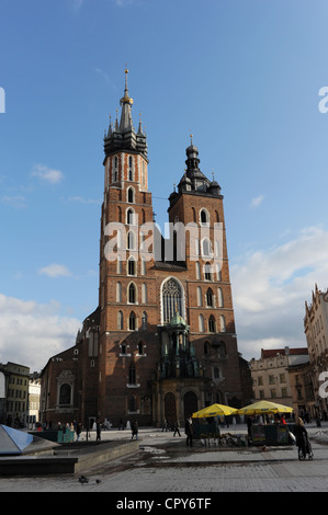 La Pologne. Cracovie. Place du Marché Central avec Saint Mary's Basilica. Banque D'Images