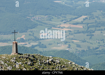 Cross près du sommet du mont Cagire, Haute-Garonne, Midi-Pyrénées, France. Banque D'Images