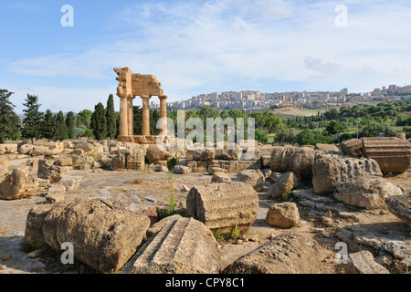 Agrigente. La Sicile. L'Italie. Temple du Dioscuri (aka Temple de Castor & Pollux), Vallée des Temples Banque D'Images