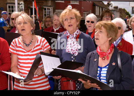 Petersfield Chorale communautaire de bonne voix au célébrations du Jubilé de diamant de la Reine, Petersfield, Hampshire, Royaume-Uni. 4 juin 2012. Banque D'Images