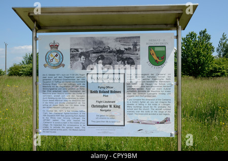 Mémorial À DEUX RAF aviateurs tués dans l'ÉCRASEMENT D'RAF RAF LAARBRUCH DE CANBERRA. LUTTINGEN. Allemagne Banque D'Images