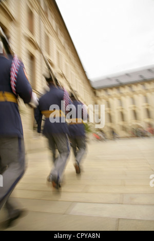 Les sentinelles marche dans Prague Hradcany ou château, République tchèque. Banque D'Images