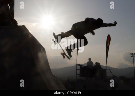 Jeune skateur professionnel de la planche à roulettes et de la silhouette à la race à Palma de Majorque Espagne Banque D'Images