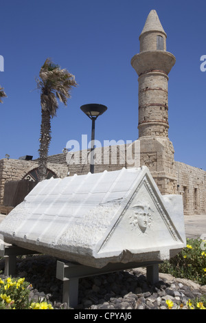 Un ancien sarcophage et le 19e siècle mosquée bosniaque à Césarée Maritima, Israël Banque D'Images