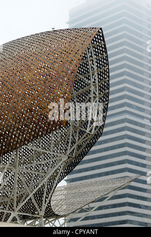 La Tour Mapfre avec sculpture de poisson par Frank Gehry, vu de la plage de Barceloneta en brouillard, Barcelone, Espagne Banque D'Images