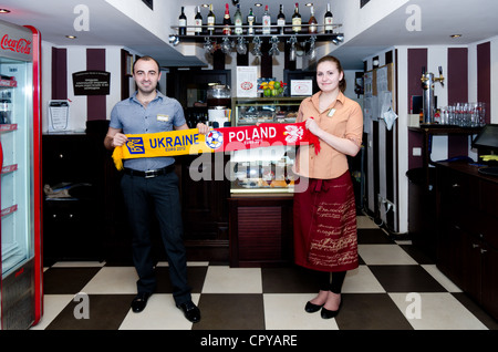 Stellenbosch - Dec 17 : noir femme pose pour la caméra durant la saison des récoltes, le 17 février 2010 à Stellenbosch, Afrique du Sud. Les Noirs sont payés des salaires bas et de nombreuses heures de travail même si l'industrie du vin southafrican est plus fort que jamais. Banque D'Images