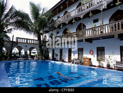 Archipel de Zanzibar Tanzanie Unguja island (Zanzibar) Stonetown inscrite au Patrimoine Mondial de l'UNESCO Tembo piscine de l'hôtel Banque D'Images