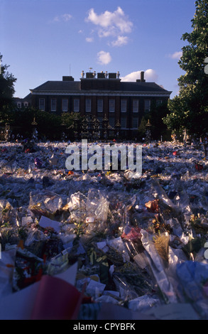 La princesse Diana fleurs à l'extérieur de Kensington Palace après sa mort en août 1997 Banque D'Images