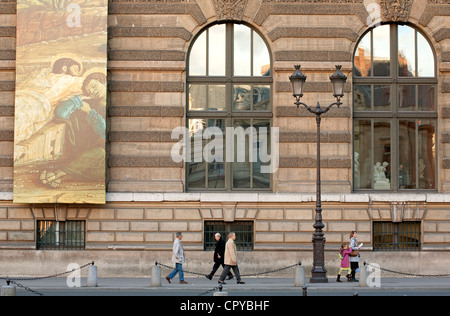 France, Paris, Place du Palais Royal, Musée du Louvre de façade Banque D'Images