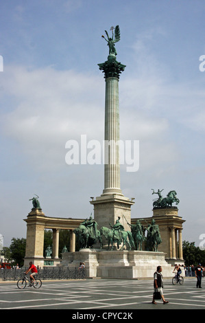 Hősök tere (signifiant 'Heroes' Square' en hongrois) est l'une des places principales de Budapest, Hongrie. Banque D'Images