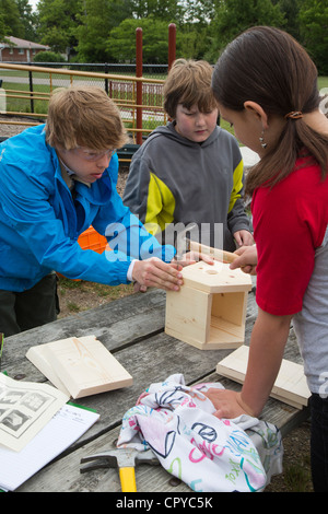Les bénévoles construire maisons d'oiseaux à être distribué dans leur quartier dans le cadre d'un projet Scout Eagle de l'adolescent. Banque D'Images