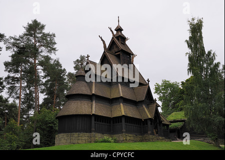 La Norvège, Oslo, Bigdoy, Norsk Folkemuseum (Norwegian Folk Museum), église en bois lamelle de GED Banque D'Images