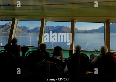 Le comté de Troms, Norvège, Côte Sud de l'Île Hinnoya vu de l'Express Côtier (Hurtigruten) Banque D'Images