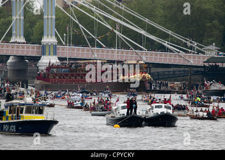 La flottille du Jubilé de diamant en passant sous le pont Albert durant 2012 pageant en face de Battersea Park Banque D'Images