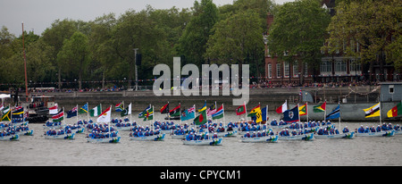 La flottille du Jubilé de diamant en passant sous le pont Albert durant 2012 pageant en face de Battersea Park Banque D'Images