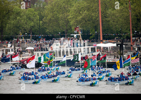 La flottille du Jubilé de diamant en passant sous le pont Albert durant 2012 pageant en face de Battersea Park Banque D'Images