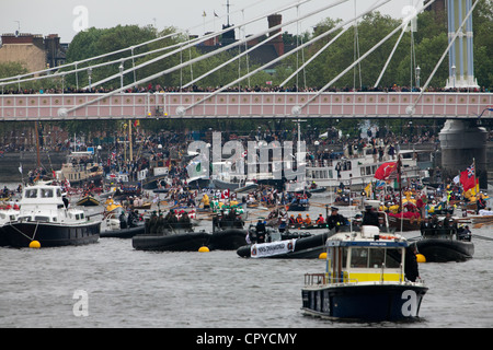 La flottille du Jubilé de diamant en passant sous le pont Albert durant 2012 pageant en face de Battersea Park Banque D'Images